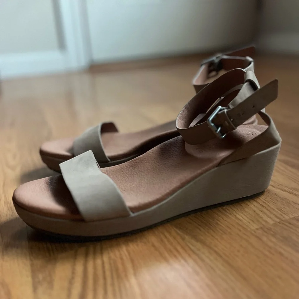 Gentle Souls By Kenneth Cole Women's Morrie Wedge Sandals Mushroom Sz 11 Comfy